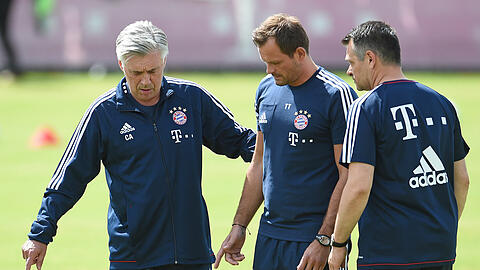 Carlo Ancelotti mit dem neuen Torwarttrainer Toni Tapalovic und seinem C-Trainer Willy Sagnol.
