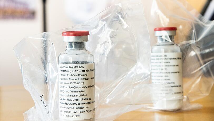 Zwei Ampullen des Medikamentes Remdesivir stehen während einer Pressekonferenz am Universitätsklinikum Eppendorf (UKE) auf dem Tisch. Zwei Ampullen des Medikamentes Remdesivir stehen während einer Pressekonferenz am Universitätsklinikum Eppendorf (UKE) auf dem Tisch.
