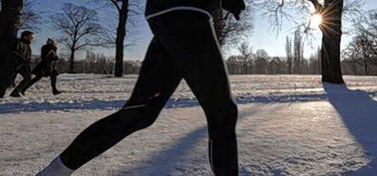 Auch an kalten Tagen können Jogger ihre Laufschuhe schnüren.