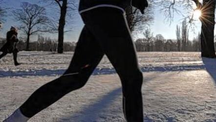 Auch an kalten Tagen können Jogger ihre Laufschuhe schnüren. Auch an kalten Tagen können Jogger ihre Laufschuhe schnüren.