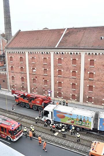 Die Feuerwehr musste dem havarierten Lkw wieder auf die Straße helfen. Die Bilder vom Einsatz am Montagvormittag.