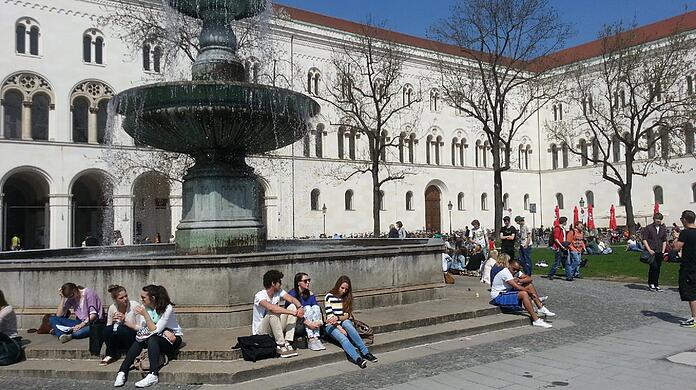 Nach den Verschwendungsvorwürfen beziehen der Minister und die LMU Stellung.