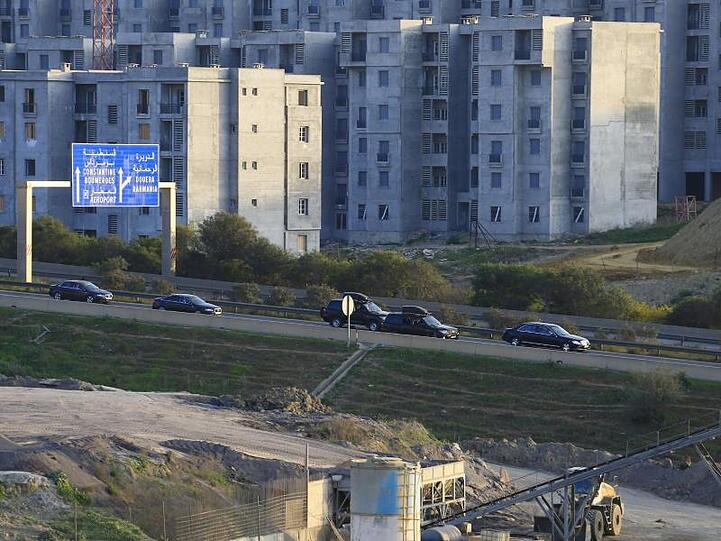 In dem Konvoi befindet sich mutmaßlich der algerische Präsident Abdelaziz Bouteflika, der auf dem Militärflughafen südlich der Hauptstadt gelandet sein soll.