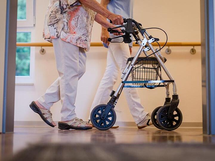 Für den Kampf gegen die Personalnot in der Pflege kommt ein Paket für 13.000 zusätzliche Stellen.