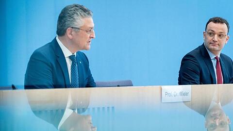 RKI-Chef Wieler (l, mit Gesundheitsminister Spahn): "Diese dritte Welle müssen wir gemeinsam so flach halten wie möglich.".