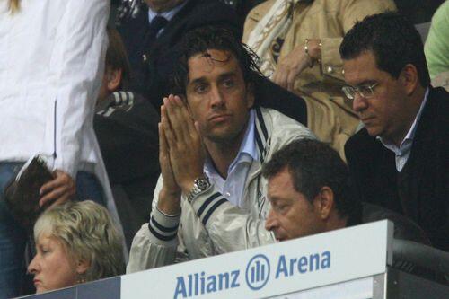 Luca Toni schaut ziemlich unzufrieden drein auf der Ehrentribüne. Ob er gerade lieber am Strand wäre?
