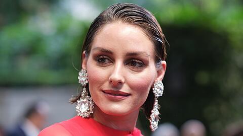 Je auffälliger die Accessoires 2024 sind, desto besser: Olivia Palermo mit großen Statement-Ohrringen.