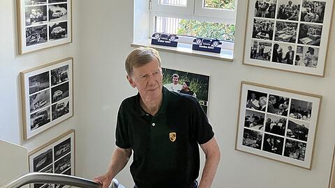 Walter Röhrl (77) in seinem Treppenhaus in Sankt Englmar.