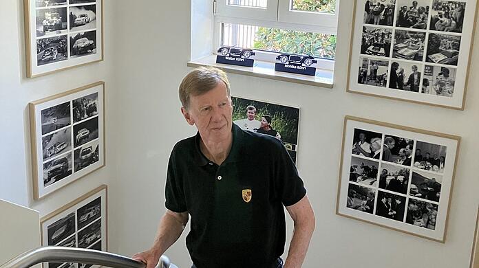 Walter Röhrl (77) in seinem Treppenhaus in Sankt Englmar.