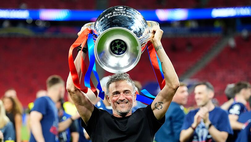 Luis Enrique wollte den Henkelpott gar nicht mehr hergeben. Luis Enrique wollte den Henkelpott gar nicht mehr hergeben.