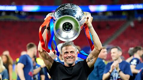 Luis Enrique wollte den Henkelpott gar nicht mehr hergeben.