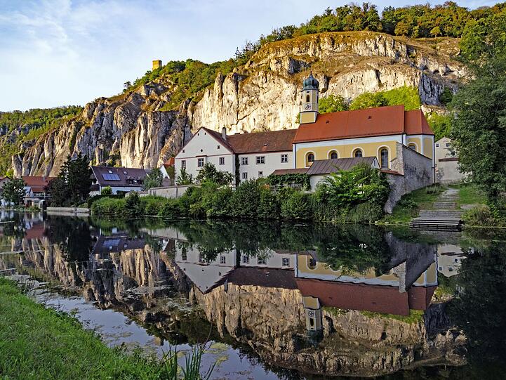 Die Altmühl schlängelt sich sanft an Felsen, Burgen, malerischen Orten und Biergärten vorbei. Genauso sanft ist der Tourismus hier: Die nötige Infrastruktur an Rad- und Wanderwegen, Unterkünften sowie Gasthöfen ist vorhanden, aber es bleibt ruhig und authentisch. Besonders sehenswert sind die Klausenhöhlen bei Essing, das Schloss Prunn und die Stadt Kelheim mit der Befreiungshalle. Die Altmühl schlängelt sich sanft an Felsen, Burgen, malerischen Orten und Biergärten vorbei. Genauso sanft ist der Tourismus hier: Die nötige Infrastruktur an Rad- und Wanderwegen, Unterkünften sowie Gasthöfen ist vorhanden, aber es bleibt ruhig und authentisch. Besonders sehenswert sind die Klausenhöhlen bei Essing, das Schloss Prunn und die Stadt Kelheim mit der Befreiungshalle.