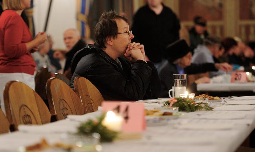 Fast 1.000 Bedürftige und Obdachlose feierten Heiligabend im Hofbräuhaus. Der Männerfürsorgeverein hatte zu der Feier mit Gulasch, Knödeln und Stollen geladen.
