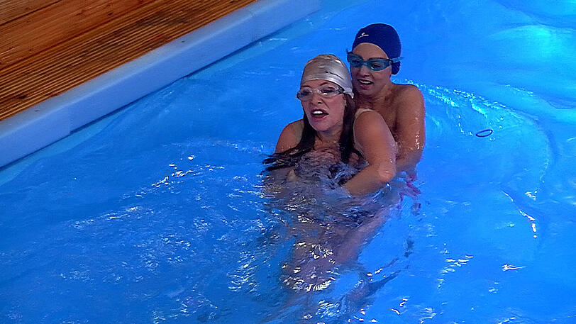 Wilde Wasserspiele im Container: Georgina und Natalia treten beim "Bitchfight" gegeneinander an.