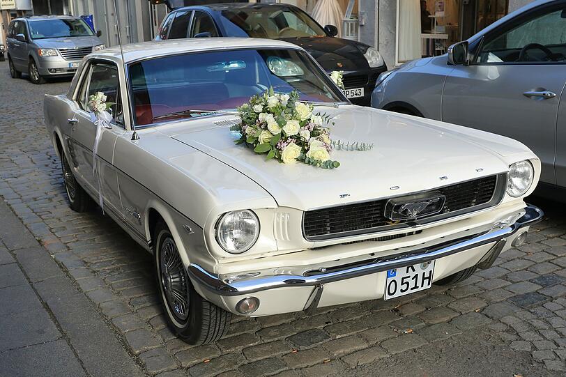Zollers Vater brachte seine Schwiegertochter im weißen Ford Mustang zum Rathaus in Köln.