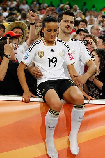 Jubel nach dem 4:2 gegen Frankreich: Fatmire Bajramaj lässt sich feiern und geht mit den Fans auf Tuchfühlung.