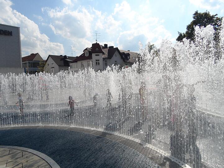 Feucht-fröhliche Brunnen-Eröffnung an den Pasing Arcaden: Vor allem die Kinder hatten einen Riesenspaß - aber auch Erwachsene und sogar Hunde waren angetan.