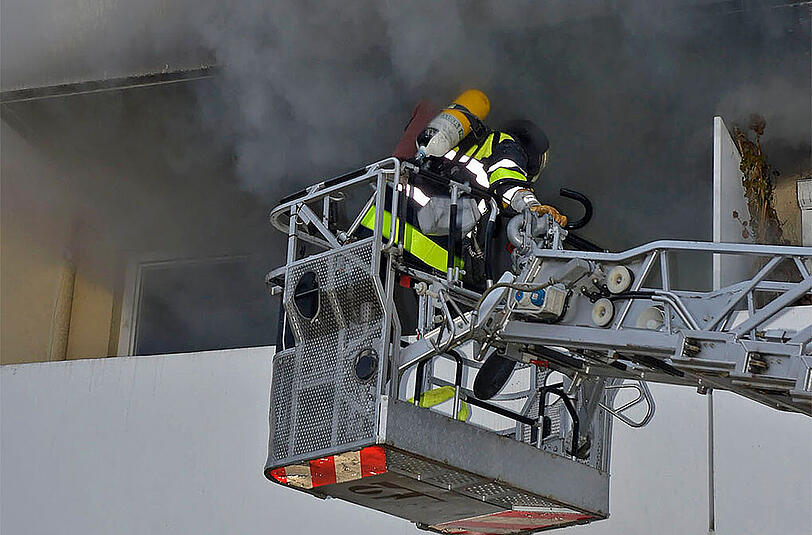 Nach einer Viertelstunde hat die Feuerwehr das Feuer im ersten Stöck gelöscht.