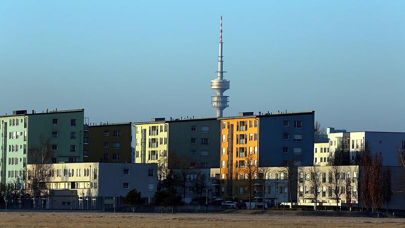 Bunte Häuser an der "Nordheide" und der Olympiaturm dahinter.