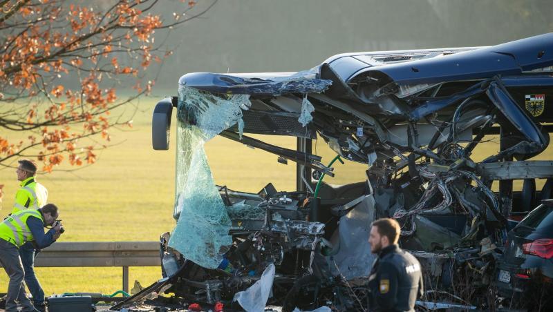 Rettungskräfte arbeiten an einer Unfallstelle. Foto: Daniel Karmann Rettungskräfte arbeiten an einer Unfallstelle. Foto: Daniel Karmann