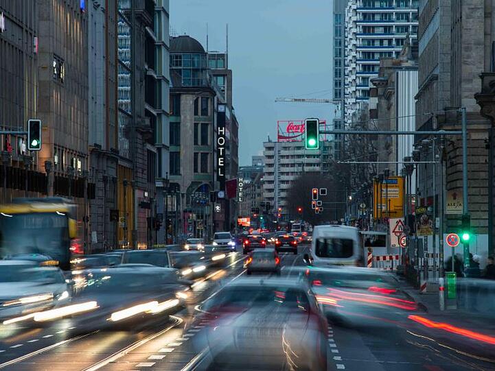 Autos fahren im dichten Feierabendverkehr in Berlin.