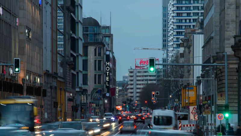 Autos fahren im dichten Feierabendverkehr in Berlin. Autos fahren im dichten Feierabendverkehr in Berlin.
