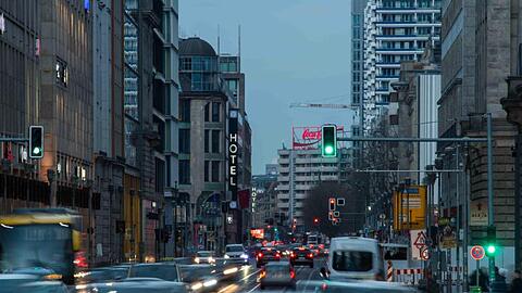 Autos fahren im dichten Feierabendverkehr in Berlin.