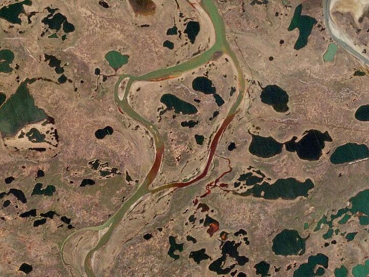Das Satellitenbild zeigt ein Öl-Leck in der Nähe der sibirischen Stadt Norilsk, rund 21 000 Tonnen Diesel sind dadurch bereits in die Natur gelangt und unter anderem in den Fluss Ambarnaja geströmt.