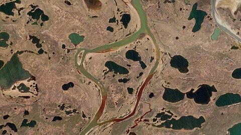 Das Satellitenbild zeigt ein Öl-Leck in der Nähe der sibirischen Stadt Norilsk, rund 21 000 Tonnen Diesel sind dadurch bereits in die Natur gelangt und unter anderem in den Fluss Ambarnaja geströmt.