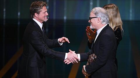 Brad Pitt (l.) mit David Fincher auf der Bühne.