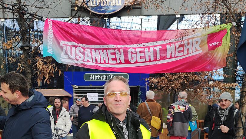 Michael Schöpa-Waller kümmert sich um die Passagierkontrolle. Er streikt unter anderem für einen besseren Lohn und jene, die an diesem Tag nicht streiken können oder sich nicht trauen. Michael Schöpa-Waller kümmert sich um die Passagierkontrolle. Er streikt unter anderem für einen besseren Lohn und jene, die an diesem Tag nicht streiken können oder sich nicht trauen.