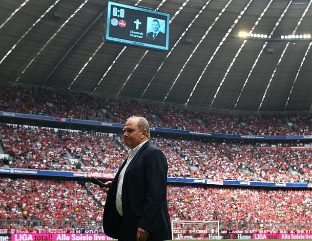 Ergriffen nach Gedenkminute und Ansprache: Hoeneß. Ergriffen nach Gedenkminute und Ansprache: Hoeneß.