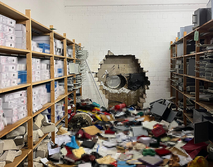 Ein gro&szlig;es Loch klafft in der Wand des Tresorraums der Sparkasse. Die T&auml;ter brachen die Schlie&szlig;f&auml;cher der Kunden auf und sollen rund 30 Millionen Euro erbeutet haben.