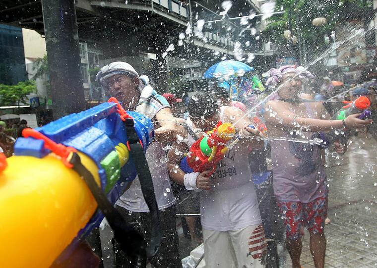 Die Bilder vom großen Songkran-Fest in Bangkok, deer größten Wasserparty der Welt.