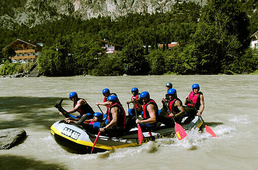 Teamwork gefragt: Wie auf dem Court muss man sich beim Rafting absprechen, alle Kraft muss in eine Richtung gehen.