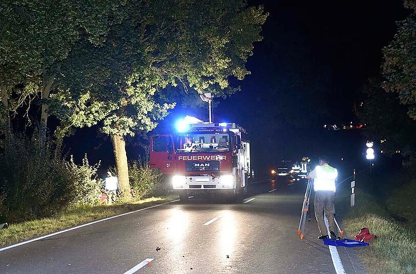 Bilder vom Unfallort bei Hohenkammer. Das Auto ist vollkommen demoliert, nachdem der Fahrer gegen einen Baum geprallt ist.
