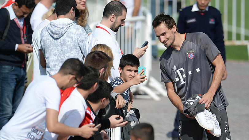 Trainieren fürs Tripple, Posieren fürs Fan-Selfie: Die Bilder von der ersten Trainingseinheit der Bayern in Doha.
