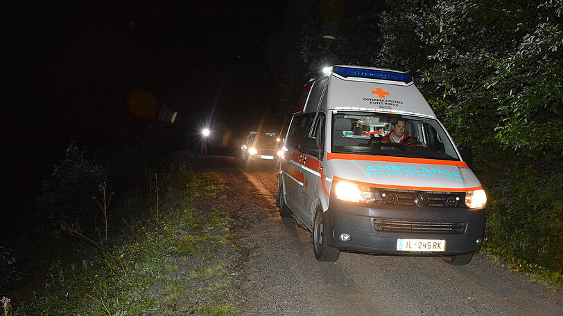 Das Auto landete im Trattenbach. Die Bilder von der Unfallstelle.