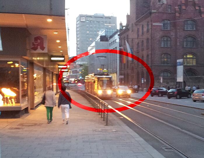 Sie nimmt den kürzesten Weg zur Sonnenstraße - auf der Spur, auf der ihr jederzeit eine Tram entgegenkommen kann.
