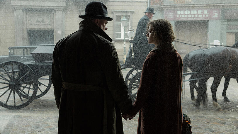 Babylon Berlin: Wolter (PETER KURTH) mit Charlotte Ritter (LIV LISA FRIES)