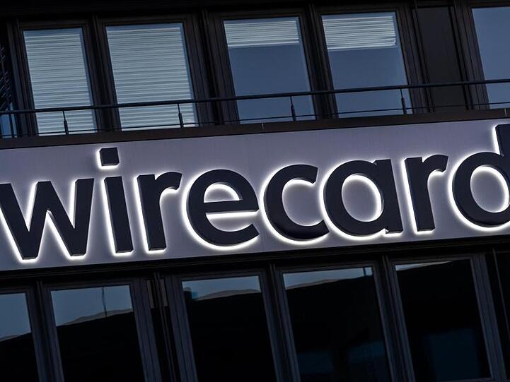 Der Schriftzug von Wirecard ist an der Firmenzentrale zu sehen. Foto: Peter Kneffel/dpa/Archivbild