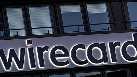 Der Schriftzug von Wirecard ist an der Firmenzentrale zu sehen. Foto: Peter Kneffel/dpa/Archivbild