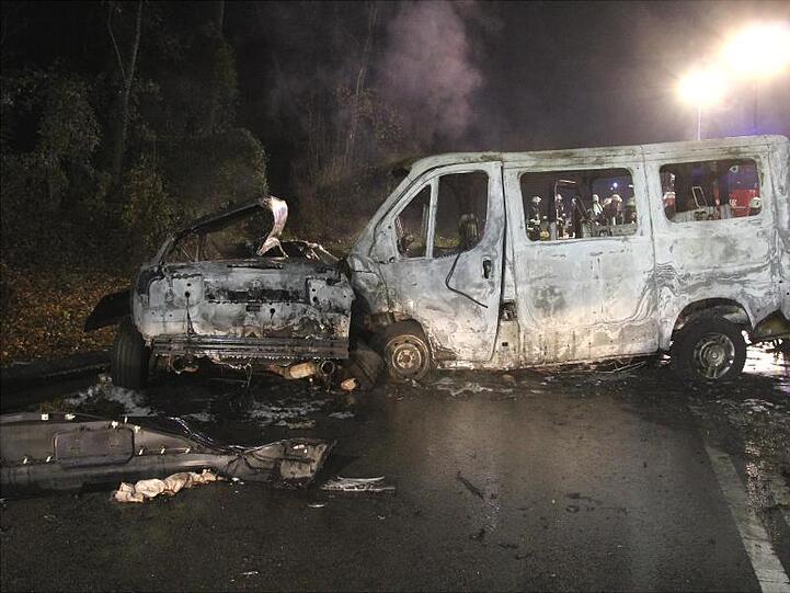 Zwei ausgebrannte Fahrzeuge stehen nach einem Unfall auf einer Bundesstraße in der Gemeinde Rattenkirchen. Foto: Georg Barth