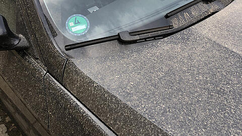 Dieses Auto ist komplett vom "Blutregen" überzogen. Bei einer dunklen Farbe freilich besonders gut zu erkennen.