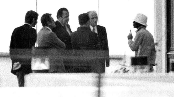 Ein Terrorist (r.) spricht im israelischen Teamquartier mit dem damaligen Innenminister Hans-Dietrich Genscher (3.v.l.), dem bayerischen Innenminister Bruno Merck (2.v.r) und Polizeipräsident Manfred Schreiber (2.v.l).