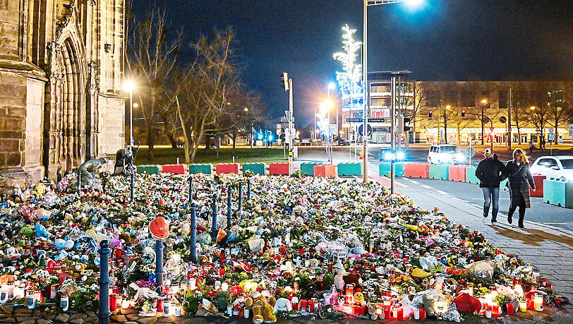 In der Silvesternacht haben Menschen mit Blumen und Kerzen an die fünf Opfer von Magdeburg erinnert. Darunter war auch André, er war erst im Frühjahr aus Floß in der Oberpfalz nach Niedersachsen gezogen.