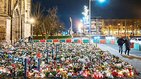 In der Silvesternacht haben Menschen mit Blumen und Kerzen an die fünf Opfer von Magdeburg erinnert. Darunter war auch André, er war erst im Frühjahr aus Floß in der Oberpfalz nach Niedersachsen gezogen.
