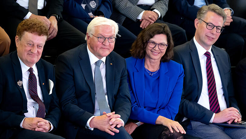 Beim Festakt am Montag (v. l.): Museumdirektor Wolfgang M. Heckl, Bundespräsident Frank-Walter Steinmeier, Landtagspräsidentin Ilse Aigner (CSU) und Wissenschaftsminister Markus Blume (CSU). Beim Festakt am Montag (v. l.): Museumdirektor Wolfgang M. Heckl, Bundespräsident Frank-Walter Steinmeier, Landtagspräsidentin Ilse Aigner (CSU) und Wissenschaftsminister Markus Blume (CSU).