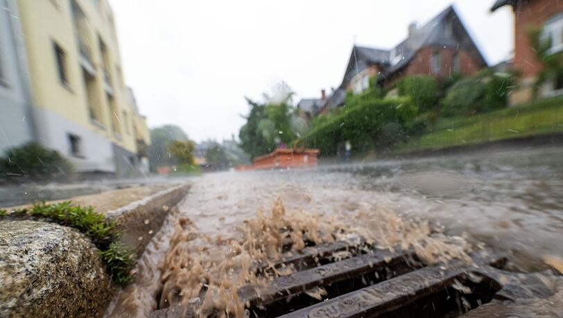 Auch zum Wochenstart werden laut DWD Unwetter und Regen in Bayern erwartet. (Symbolbild)