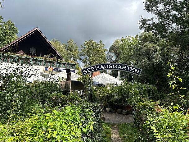 Ein schöner Wirtsgarten mitten im Grünen und direkt am Feldmochinger See gibt es bei schönem Wetter im Seehaus. Ein schöner Wirtsgarten mitten im Grünen und direkt am Feldmochinger See gibt es bei schönem Wetter im Seehaus.